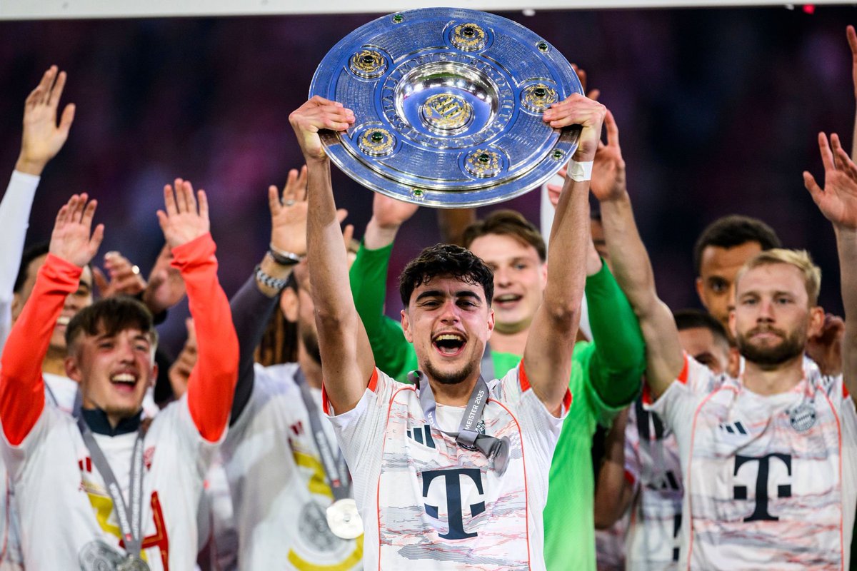 fcbayern_2's tweet photo. هل ترى نفسك قادرًا على تولي دور توماس مولر في المستقبل كلاعب من أبناء النادي وأن تحصل على مسيرة مشابهة في البايرن؟

ألكسندر بافلوفيتش: هذا هو أكبر أحلامي وأمنياتي. سأفعل كل ما بوسعي لتحقيق ذلك، لكن الآن خطوة بخطوة، وسنرى ما سيحدث. https://t.co/s9lMAUDuxg