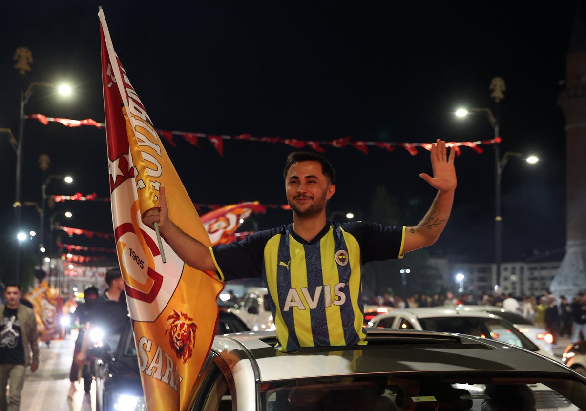 Fenerbahçe forması ile şöyle pozlar veren , kutlamalarda tezahurat yapan kim varsa anasını silkeyim.