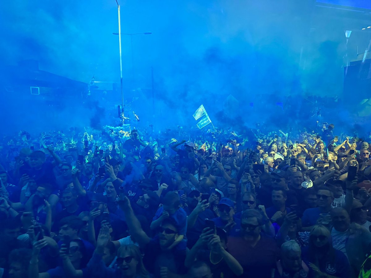 Ashley Young tweet media