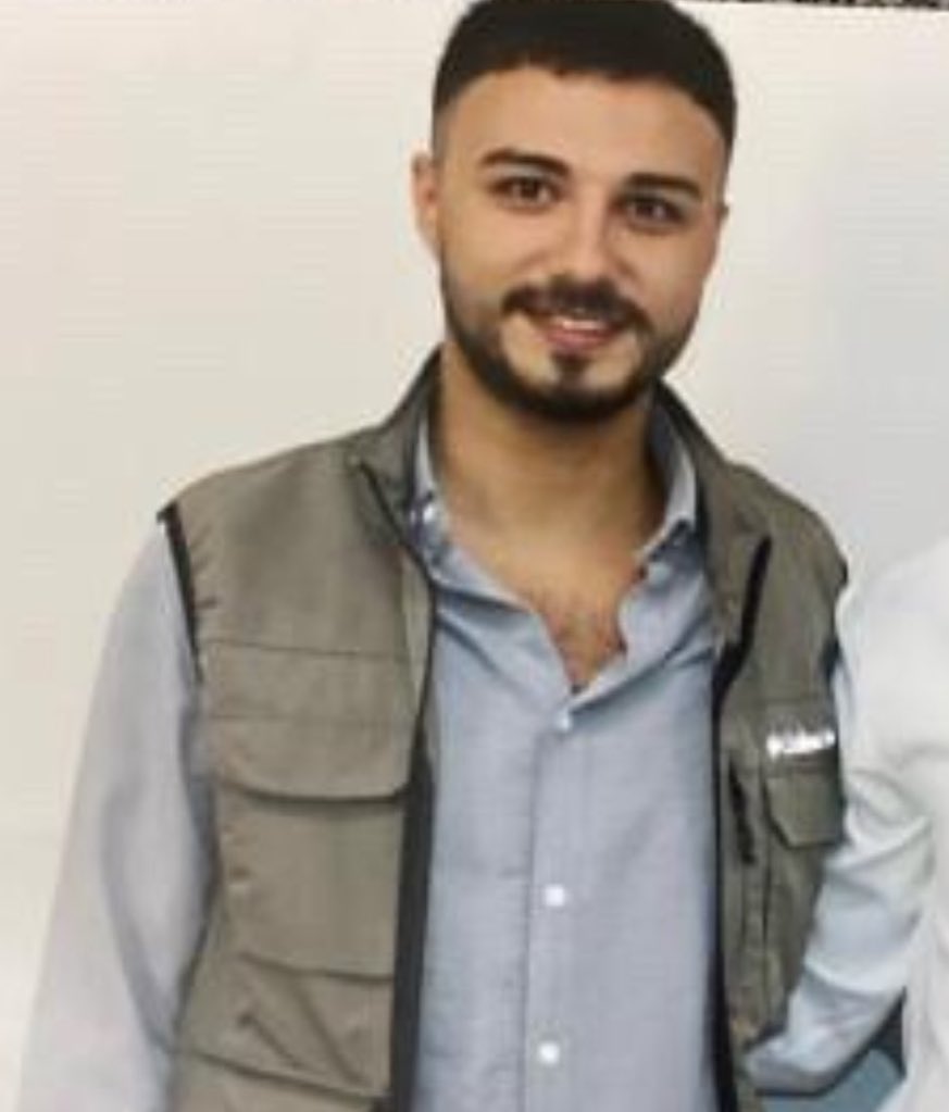 zeyno_citlembik's tweet photo. 7 aylık hamile şu an yoğun bakımda olan Zehra Gezeri bıçaklayan kansız FAİL MURAT GEZER şimdi de zehranın kardeşi için “bir tek o kaldı onu da öldürücem sonra kendim teslim olucam” demiş. Hangi taşın altındaysa başkasına zarar vermeden bulun şunu ne olur ‼️ Hala bulunamadı https://t.co/dN14Ha24RF
