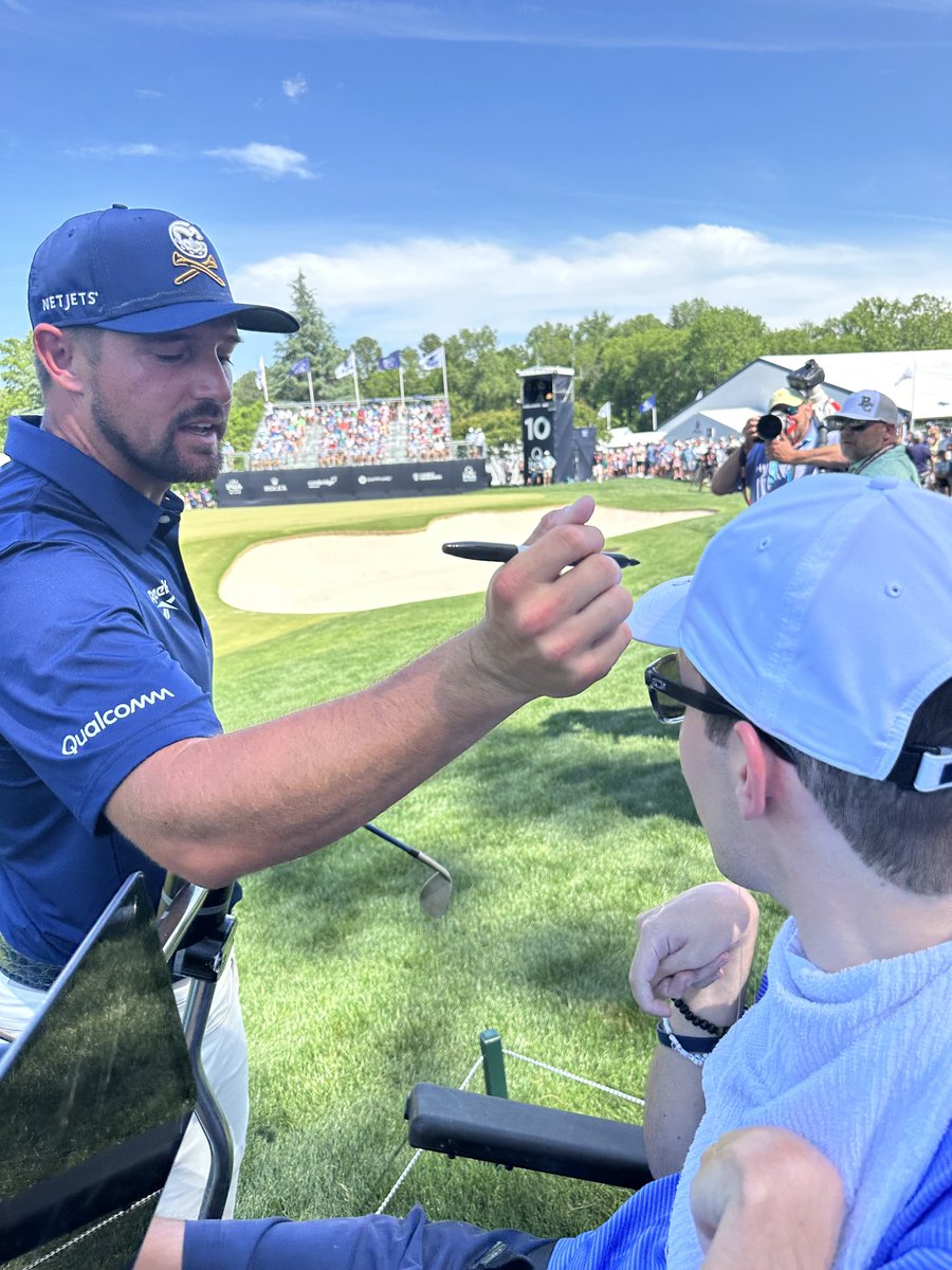 Another mid round signing with ⁦<a href="/brysondech/">Bryson DeChambeau</a>⁩ at ⁦<a href="/PGAChampionship/">PGA Championship</a>⁩
