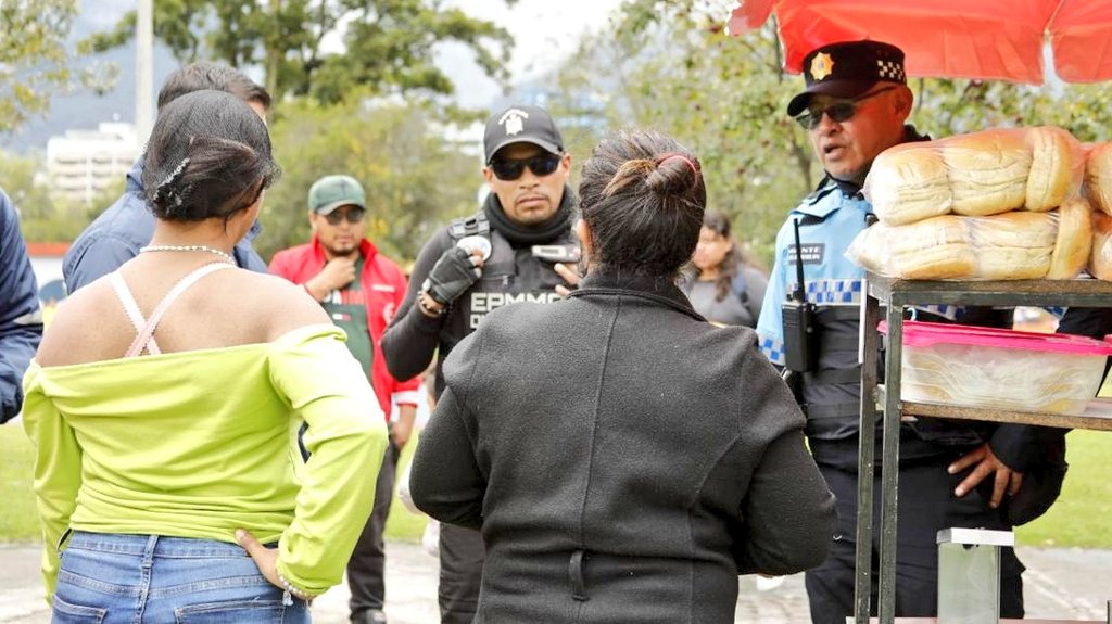 agentesdequito's tweet photo. 👮🏻🚨 #OperativoDeControl | Los operativos en el parque La Carolina no se detienen.
🤜🏻🤛🏻 En coordinación interinstitucional realizamos la verificación de permisos y documentos habilitantes a los comerciantes del sector.
1/2 🧵 https://t.co/AYA5KjR0zK