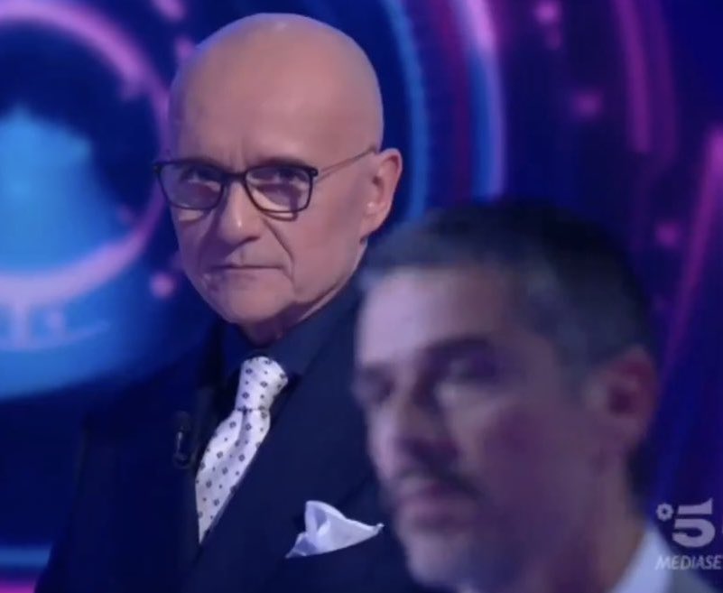 _jetblackhexrt_'s tweet photo. la latinista quando ha sentito che sorriso grande é quello con più video di richieste di lavoro 
#amici24 https://t.co/xYcihDnla3