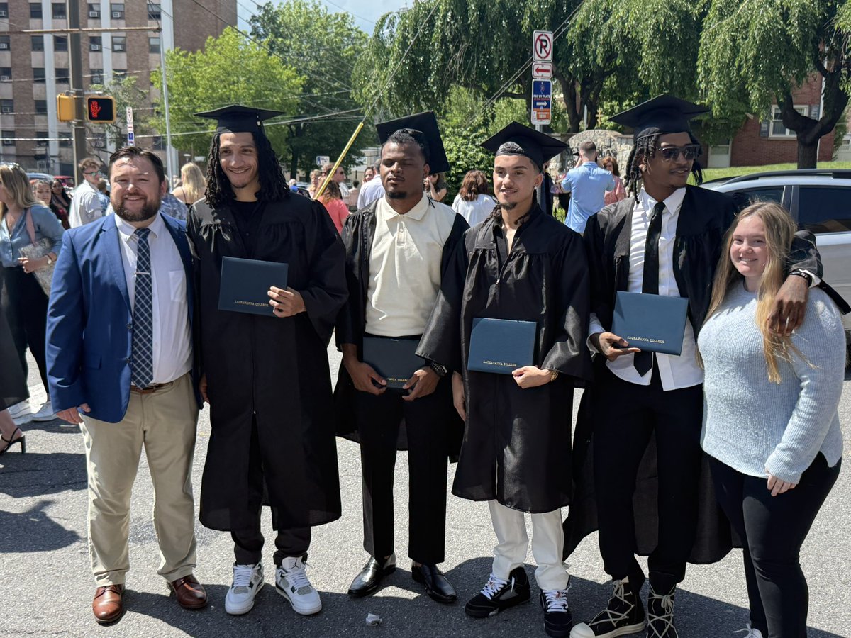 DerekRivera0's tweet photo. 2025 graduate 🙌🏽 God did. https://t.co/TC6q6PxCmz