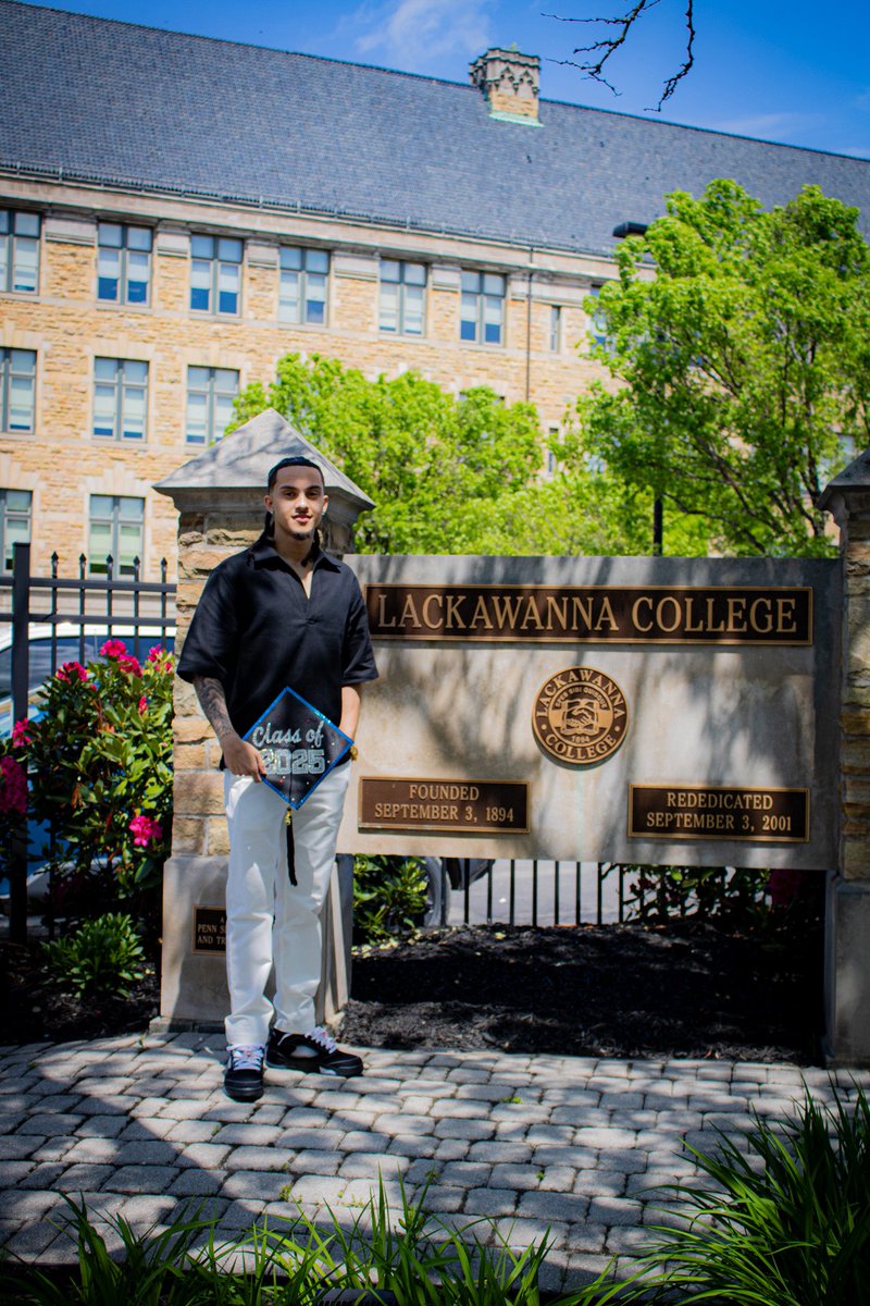 DerekRivera0's tweet photo. 2025 graduate 🙌🏽 God did. https://t.co/TC6q6PxCmz
