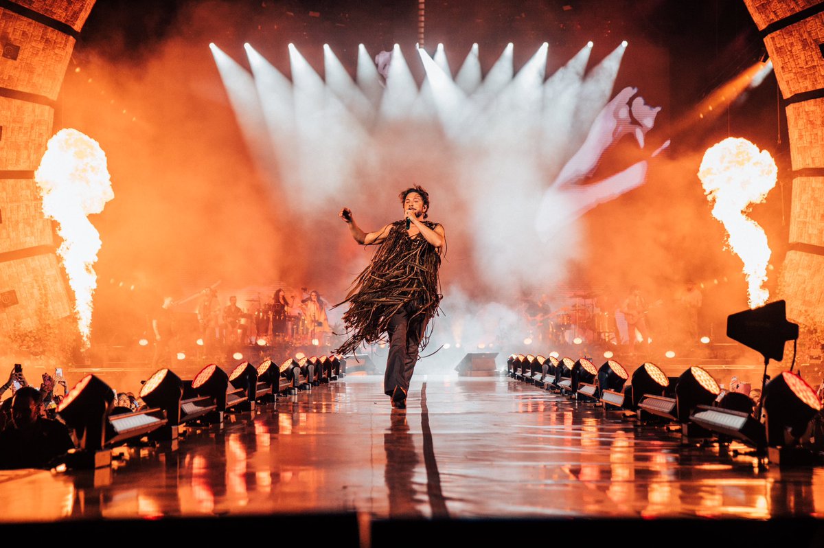manuelcarrasco_'s tweet photo. Sevilla, cómo te lo cuento ahora si estas cosas no se explican… ❤️

Aquí, donde cumplí muchos sueños, cumplo otro: el comienzo de la gira más salvaje de mi vida

UNA NOCHE INOLVIDABLE.

GRACIAS.
Os quiero. https://t.co/4CUNmB1m6q