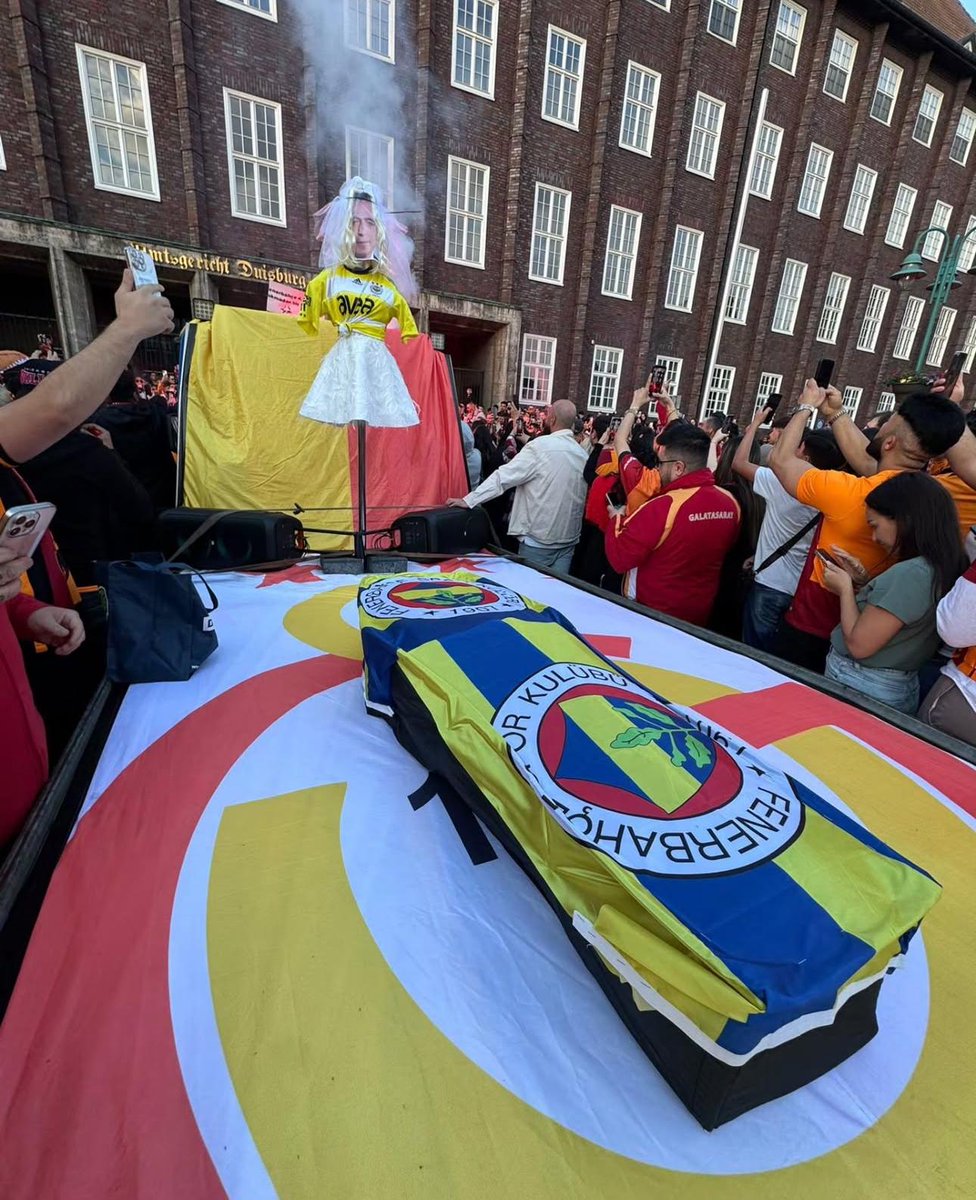 Duisburg bildiğiniz gibi ❤️💛❤️💛❤️💛❤️⭐⭐⭐⭐⭐ #GalatasaraySK #Hedef26