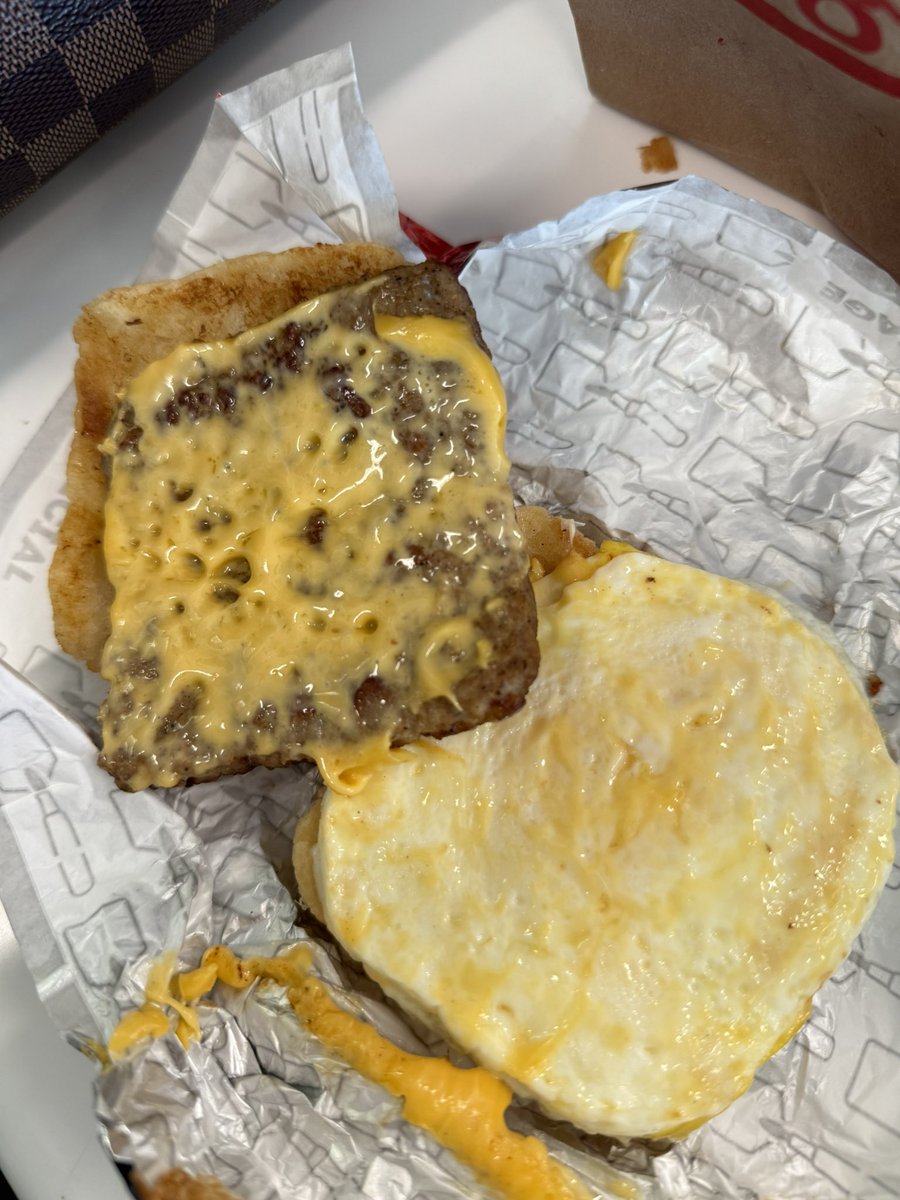 _TacticalForce_'s tweet photo. @Wendys all I asked was for no cheese 😭 https://t.co/wQtL6m7uNp