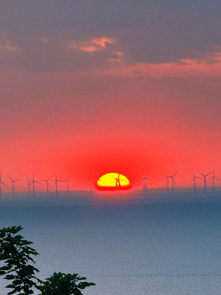 1976_Jessy's tweet photo. Absolutely unbelievable Jeff.
North Wales has the best sunsets 
#NorthWales https://t.co/Jgowe1fYVf
