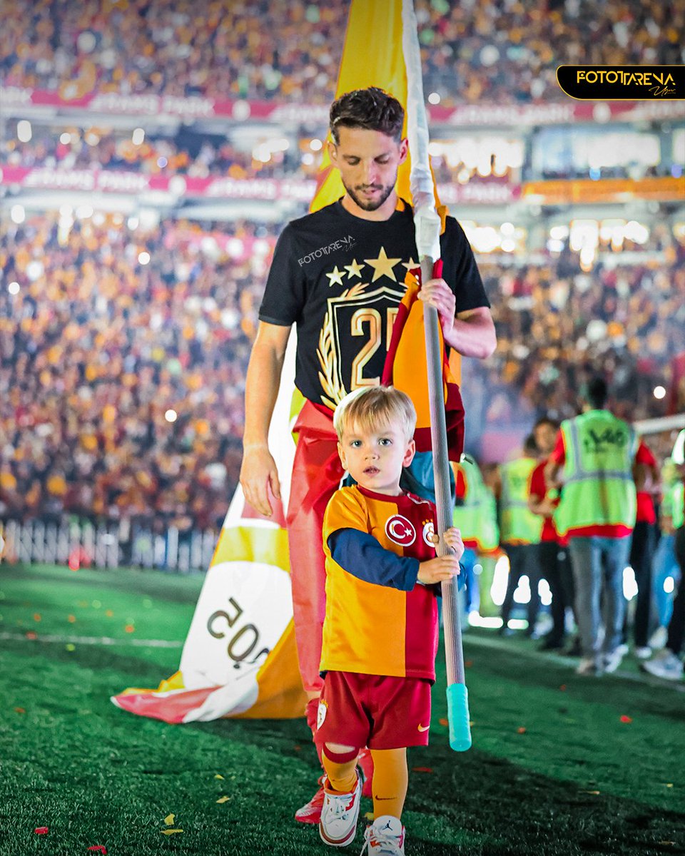 Ciro Mertens taraftarı selamladı 😊🧿