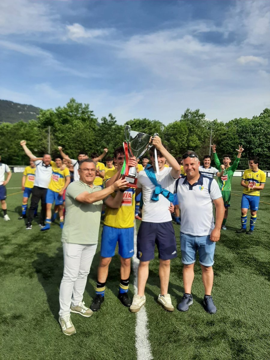 ArratiaFutbola's tweet photo. TXAPELDUNEK 🏆

Arratia haraneko 22 jokalariz osatutako taldea, Gazte Mailako Euskal Ligako TXAPELDUN 🥹

Disfrutau, merezi dozue eta 💪🏻

#AupaArratia 🟡🔵 https://t.co/5UstL6ljhQ