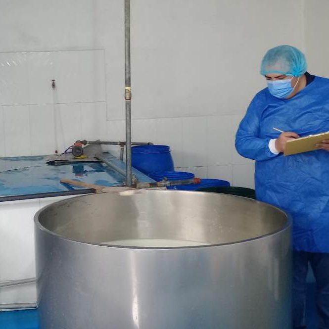 ¡Trabajamos para que tengas lácteos de calidad! 🔎🧀

#Mejía (#Pichincha) se conoce como la capital de la leche en el país, por su importante producción de lácteos.  Para vigilar sus prácticas y cuidar su calidad, inspeccionamos plantas procesadoras del cantón.

#ArcsaControla ✅