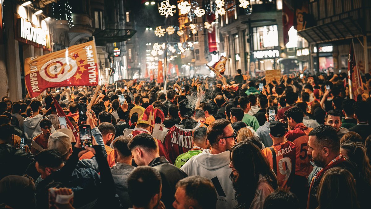Taksim Galatasarayın şampiyonluğunu kutluyor