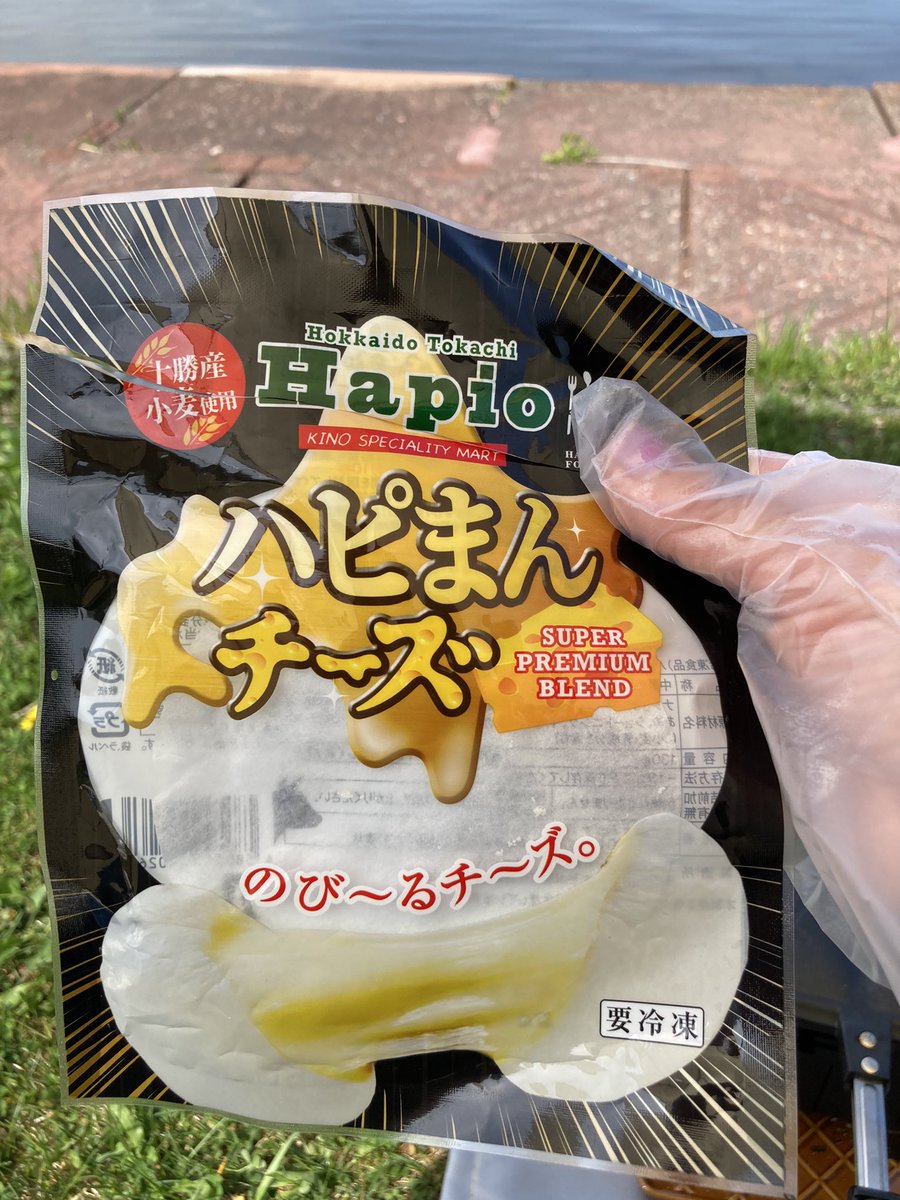 odango1128's tweet photo. DAYキャン⛺️
やっとお料理まで辿り着けた〜😊
今北海道で話題の『ハピまん』を焼いてみた🍳　
見た目良くないけど美味しかったです😊　道東塩業でも売ってます😊✨

#DAYキャン
#キャンプ初心者
#おさけだいすき https://t.co/Bcutja3b0y