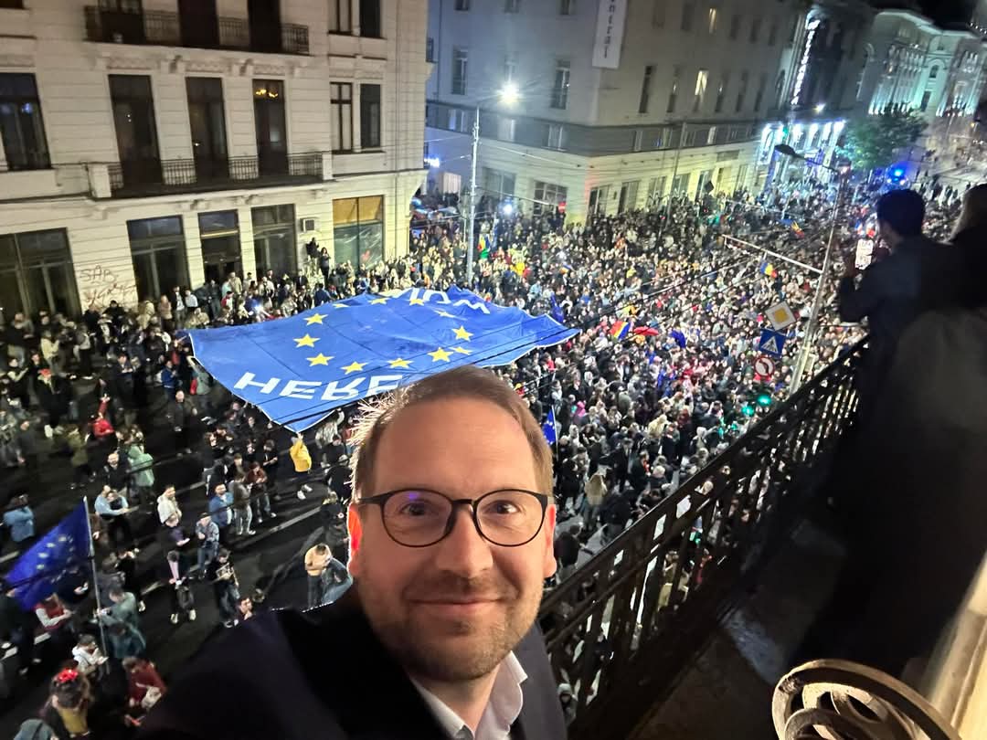 Romania chose Europe 🇷🇴🤝🇪🇺!

Se strigă “Avem președinte!” 😊 
Mândru de această țară. Atât.