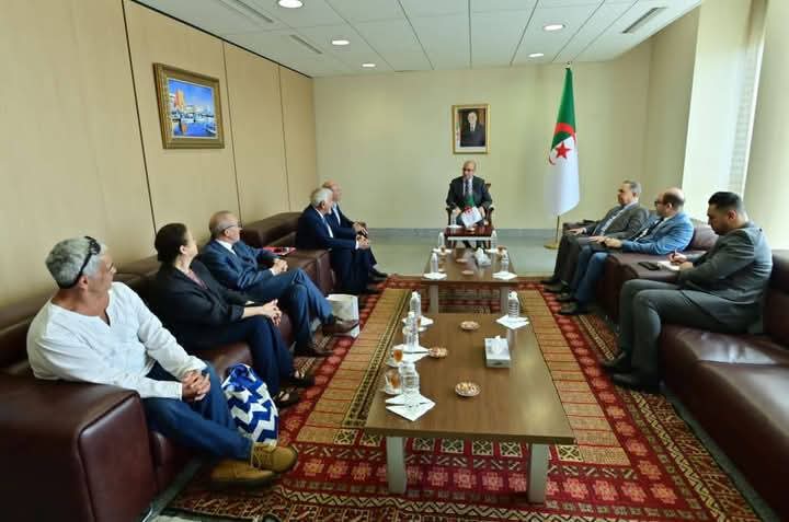 Alpasino6's tweet image. 🔴 كاتب الدولة المكلف بالجالية الوطنية قي الخارج السيد سفيان شايب يحيي رفقة وفد من أحفاد المنفيين الجزائريين في كاليدونيا الجديدة يوم الذاكرة بالجزائر
⬜️سعدت كثيرا اليوم بلقائي بوفد من الجالية الجزائرية المقيمة في كاليدونيا الجديدة، برئاسة السيد الطيب العيفة
