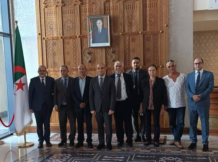 Alpasino6's tweet image. 🔴 كاتب الدولة المكلف بالجالية الوطنية قي الخارج السيد سفيان شايب يحيي رفقة وفد من أحفاد المنفيين الجزائريين في كاليدونيا الجديدة يوم الذاكرة بالجزائر
⬜️سعدت كثيرا اليوم بلقائي بوفد من الجالية الجزائرية المقيمة في كاليدونيا الجديدة، برئاسة السيد الطيب العيفة