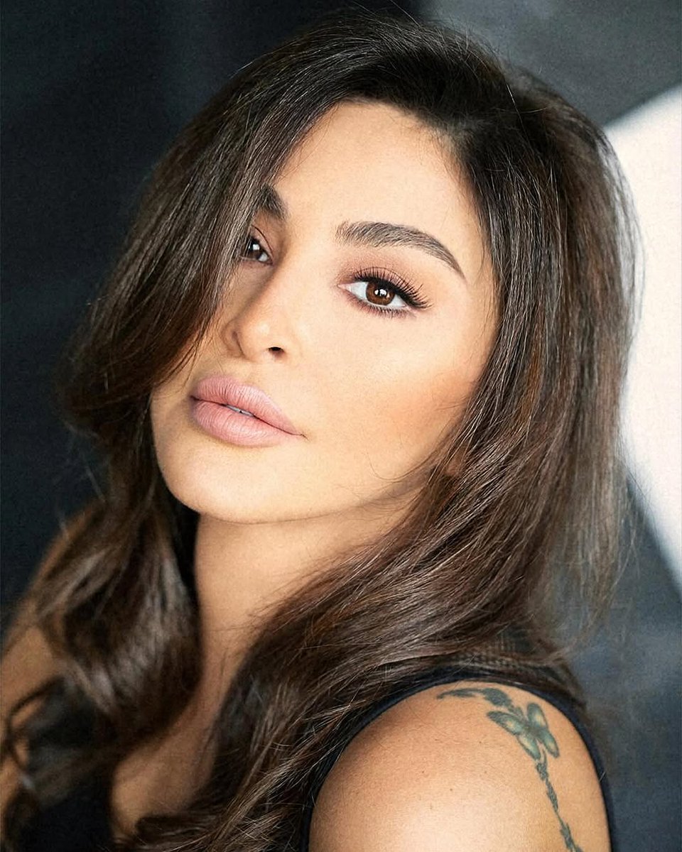 #اليسا فنانة لا تتكرر صوتها بيحمل قصة ومشاعر بتوصل لقلوبنا مباشرةً
بنقدر فنك الراقي وإحساسك العالي وبندعمك بكل حب
كل المحبة يا ملكة الإحساس ❤