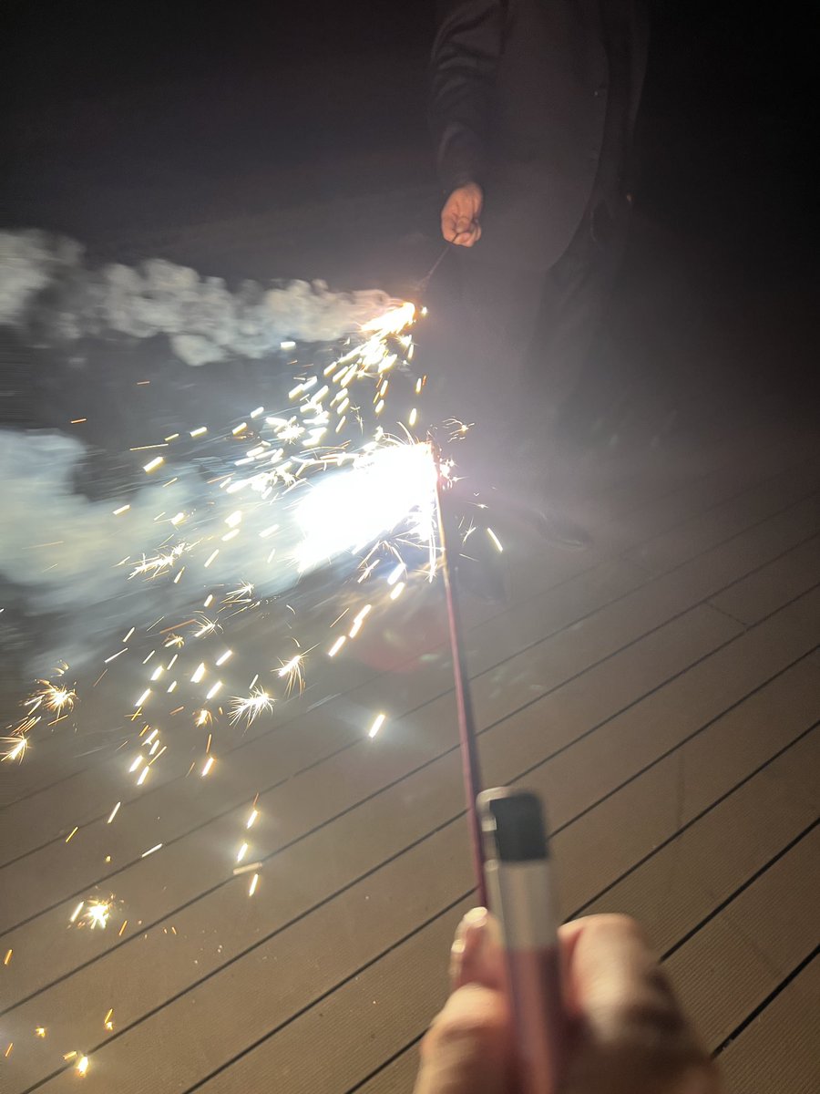 最近有好多烦恼，还是和槐序小狗<a href="/QingHeSpanking/">槐序</a> 贴贴比较舒服，可以睡个香香好觉！和小狗一起放第二次烟花！这次还有很多朋友在！超级开心捏！
（假装手里有魔杖，希望烦恼疲惫都啃大瓜！）