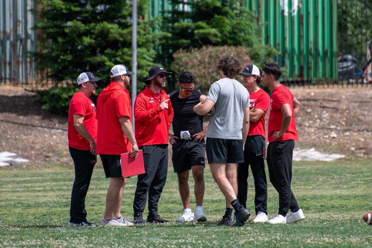 Ezekiel Anderson™️ (@zeke_and34) on Twitter photo Had a great time coaching the RB’s & LB’s‼️Another successful <a href="/SimpsonU_FB/">Simpson U Football</a> camp! Come build the foundation in the Golden State! 🌴☀️#FLIGHT26🪽 Had a great time coaching the RB’s & LB’s‼️Another successful <a href="/SimpsonU_FB/">Simpson U Football</a> camp! Come build the foundation in the Golden State! 🌴☀️#FLIGHT26🪽