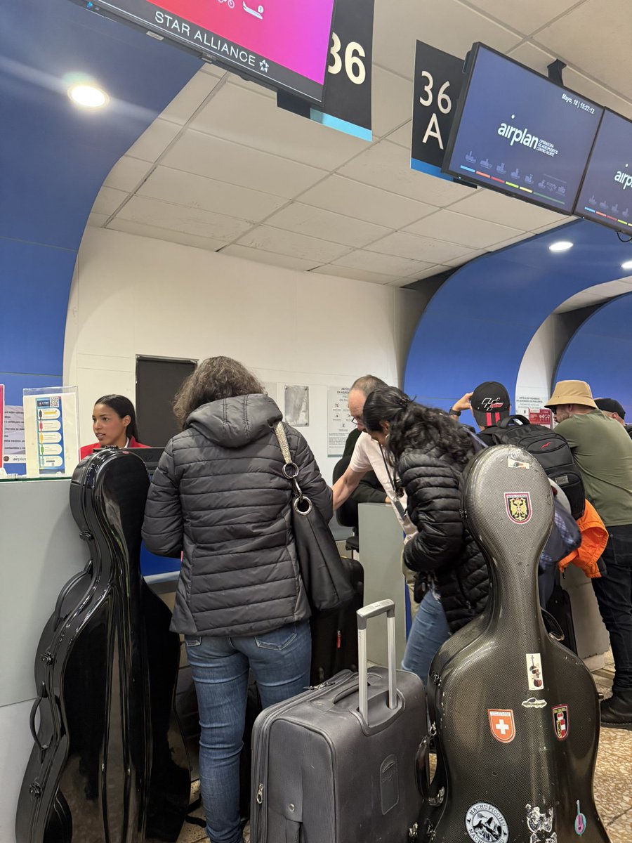 Filarmed's tweet photo. @elcolombiano @Teleantioquia @Telemedellin Llevamos más de 1 hora y 30 esperando a que @avianca nos solucione. Solo necesitamos una autorización. Si en 30 minutos no nos ayudan, algunos de nuestros músicos no podemos viajar. #UnRTporFilarmed https://t.co/ZpCf7ZSAi1
