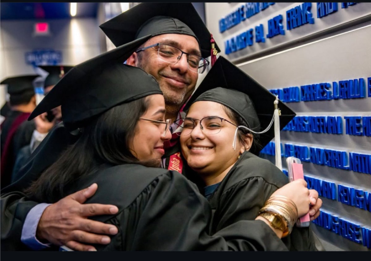 j4y4___'s tweet photo. graduated college with my sister and my dad. we win those 🤍💙 https://t.co/wtmfHxR6rS