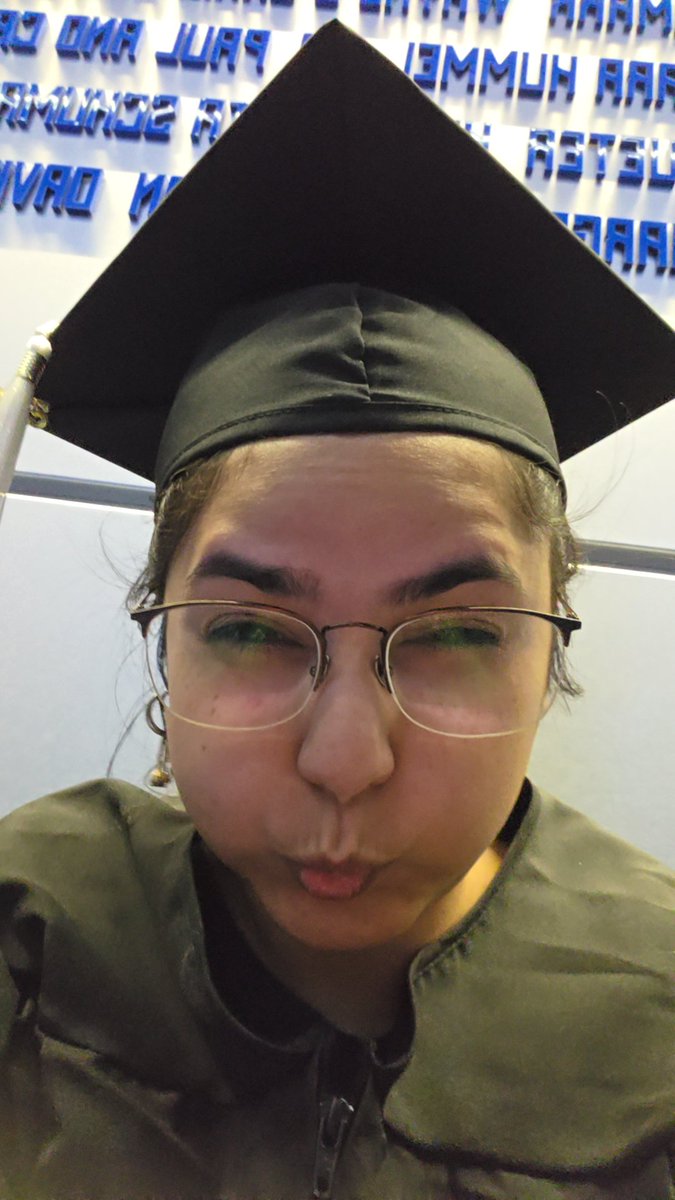 j4y4___'s tweet photo. graduated college with my sister and my dad. we win those 🤍💙 https://t.co/wtmfHxR6rS