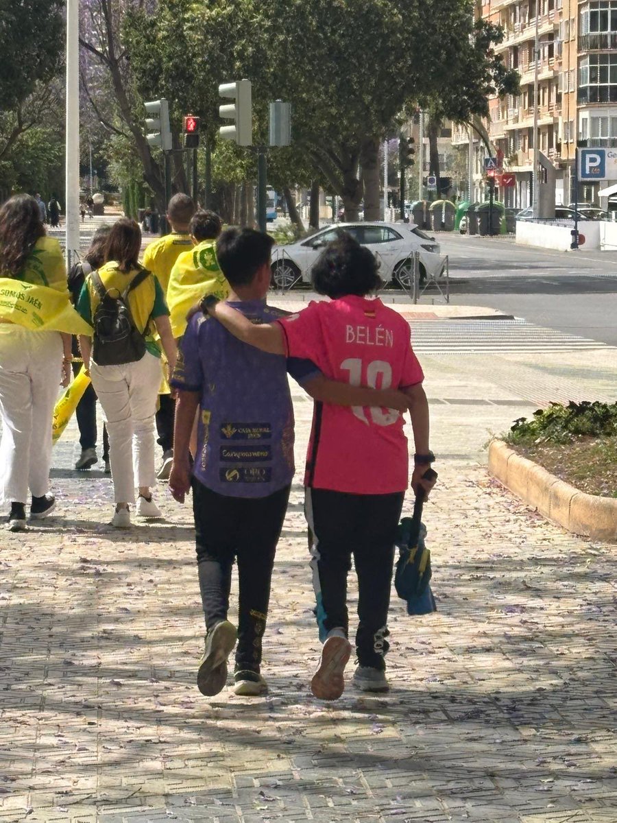 4belen4's tweet photo. No podíamos ganar los dos.Tus lágrimas al acabar el partido Manuel,cuando has venido a darme la enhorabuena representa lo q amas el Futsal.Hoy la victoria cayó para mí.Pero a pesar de eso jamás dejes de sentir lo q sientes x tu @JaenFS y por el Futsal.Eres muy grande.Te quiero 😘 https://t.co/F64gwl1Roj