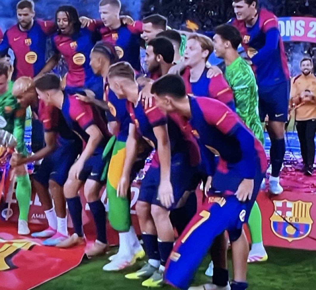 🥲 Pedri con la camiseta de Ferran Torres en la celebración