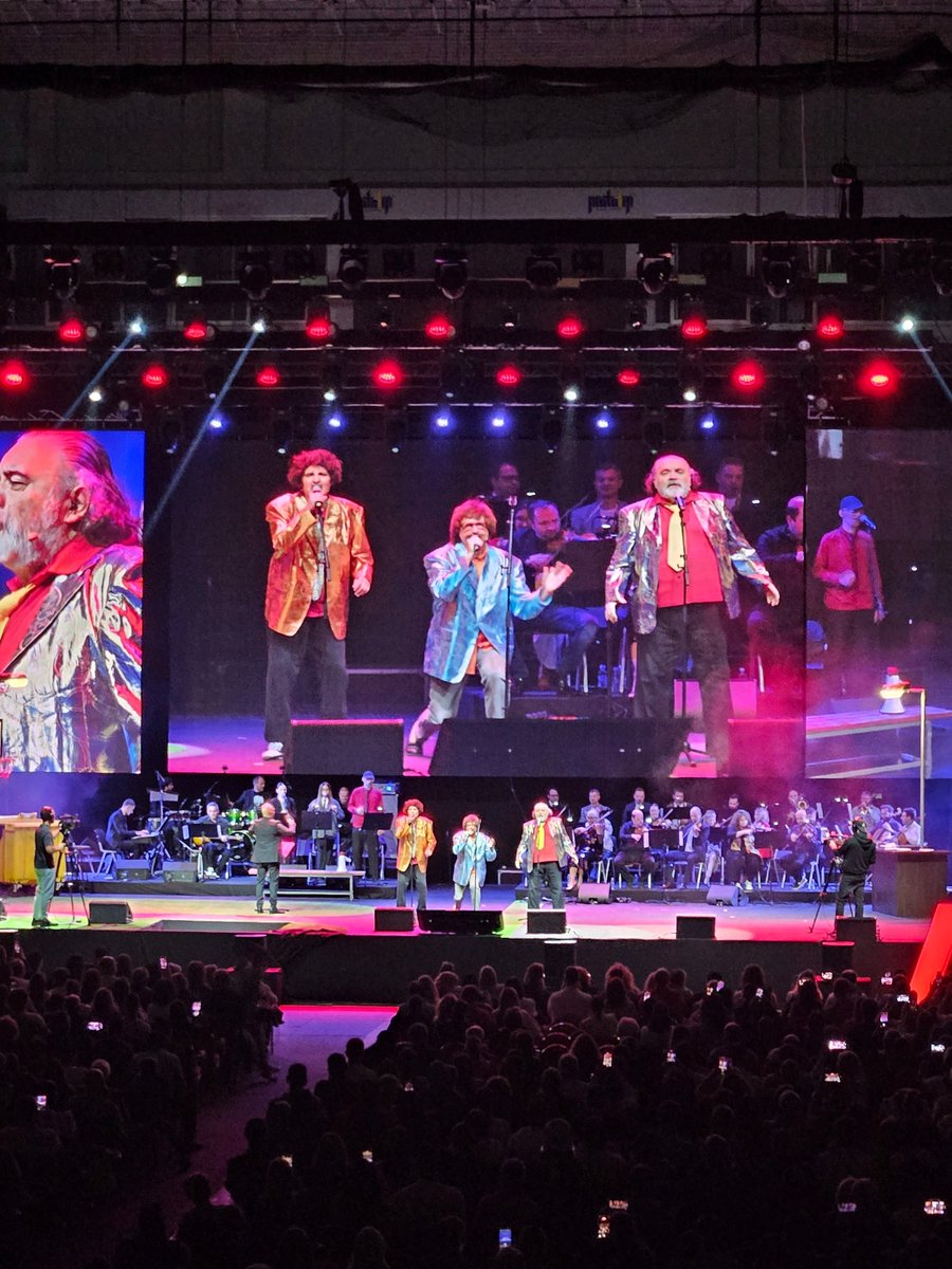 К-15. 
Поставија висок стандард за хуморот во МК. Секој обид за нивна копија не беше ни приближно добра. Цитати од нивните скечеви се инфилтрираа во нашиот речник.
Може да не си го знаеш премиерот или претседателот, ама не може да си Македонец, а да не го знаеш Цацко.
Легенди!