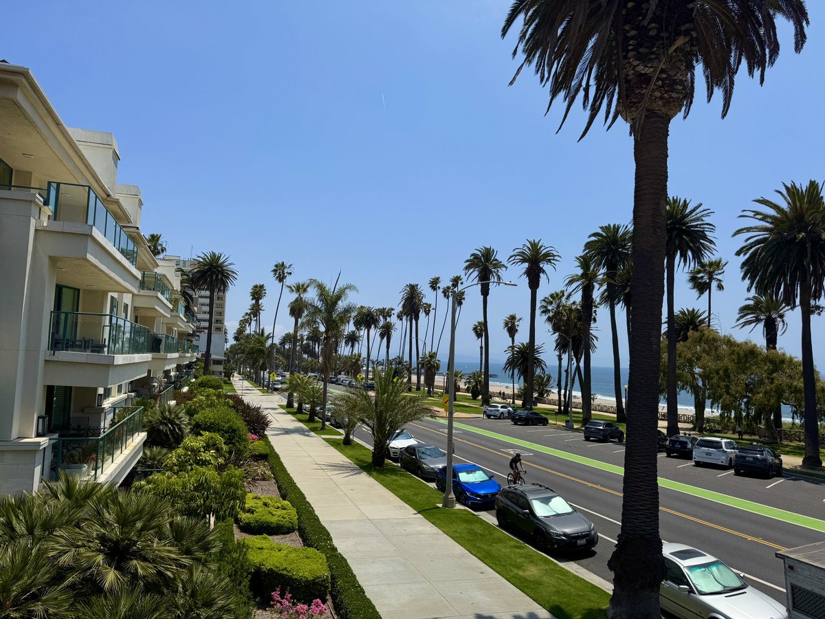 Santa Monica Weather:

✅ High of 69°   
✅ Mostly Sunny 

✅ Photo taken at 1pm 
 
🌴🎡🏄🏾‍♀️ 🇺🇦 

#California #cawx #beachlife