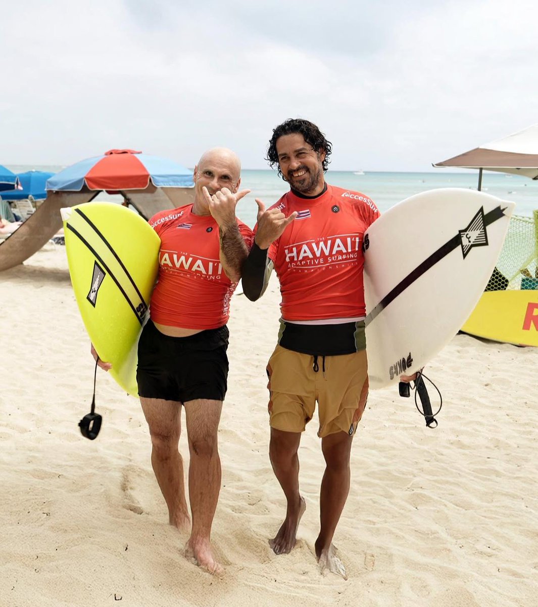 BATbasqueteam's tweet photo. #SurfEgokitua Aitor Francesenak lehen kanporaketa gainditu du Munduko zirkuituari dagokion Hawaiiko proban! Ricky Medinak gidatu du uretan, eta olatuetako batean sorbaldan min hartu duen arren, espero du asteleheneko finalerako kontrolatuta izatea. Eutsi, Gallo!
#SurfAdaptado Aitor Francesena ha superado la primera ronda en la prueba de Hawaii correspondiente al circuito mundial. Ricky Medina le ha guiado en el agua y aunque se ha hecho daño en un hombro remontando una de las olas, espera estar a punto para la final del lunes. ¡Vamos, Gallo!
📷Ritxi Goya