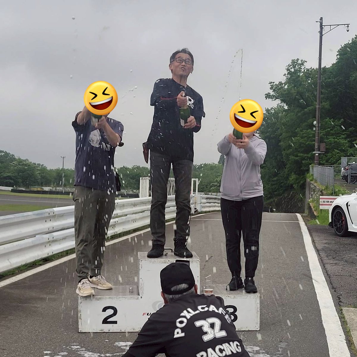 mugiGohandayo's tweet photo. 恒例のシャンパンファイト🍾
今回はびしょ濡れになりました✨
#ミニろく
#富士ショートサーキット
#POXLCAFERacing
#RB_Riberty https://t.co/QGlBTFyUT2
