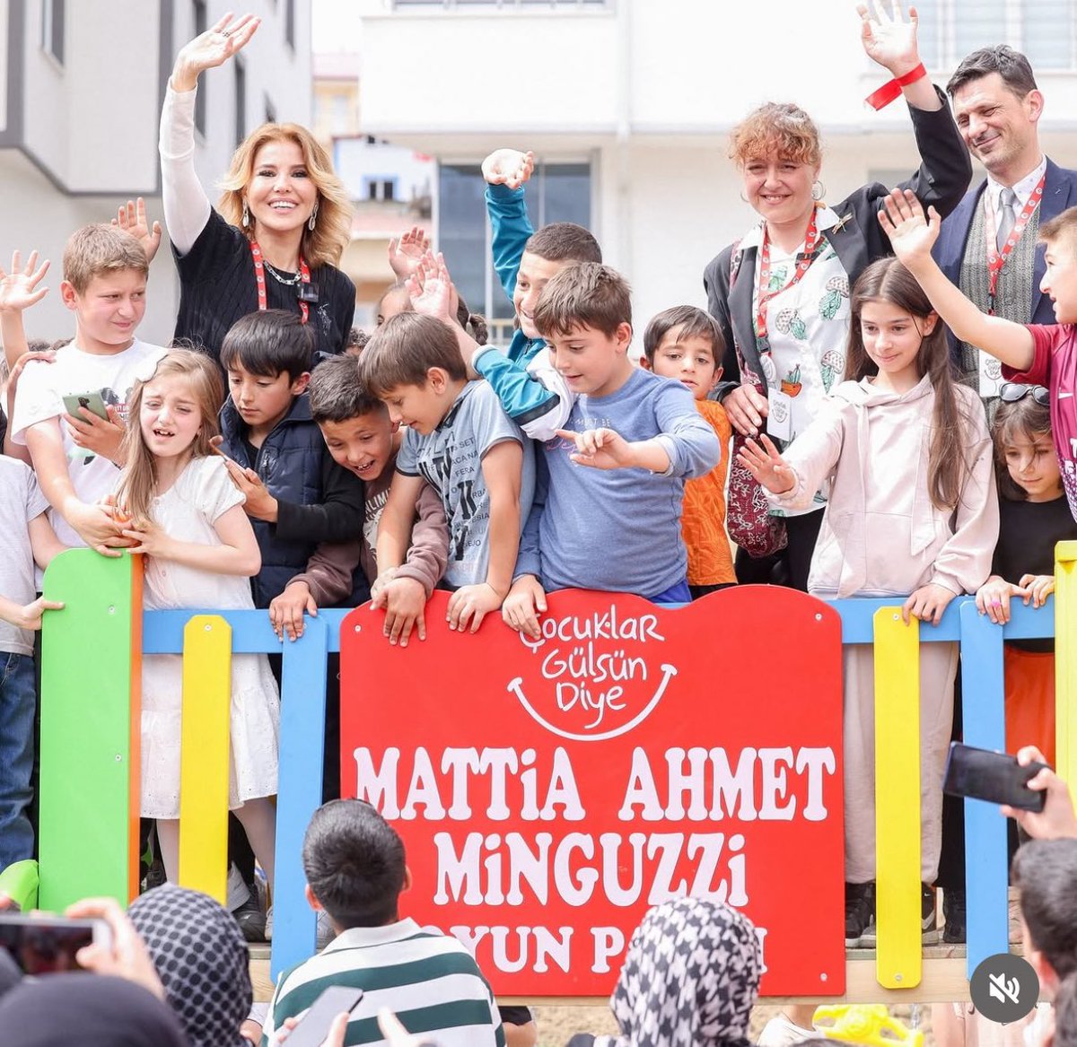 Bu konu yeterince gündem olmadı. Sevgili Gülben Ergen, Bayburt’ta Mattia Ahmet Minguzzi anısına bir Anaokulu açılışı gerçekleştirdi! Bundan daha büyük bir anma, bundan daha büyük bir hizmet olmaz. Ahmet’in adı ilelebet bu anaokulunda yaşayacak. Gülben Ergen sadece bir sanatçı
