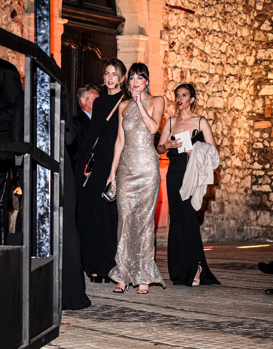 Dakota Johnson Updates tweet media