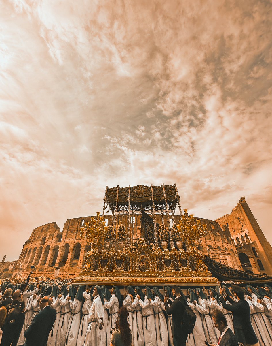 Málaga conquistando Roma <a href="/pasoyesperanza/">Esperanza de Málaga</a> .
#ProcesiónRoma25 #EsperanzaEnRoma