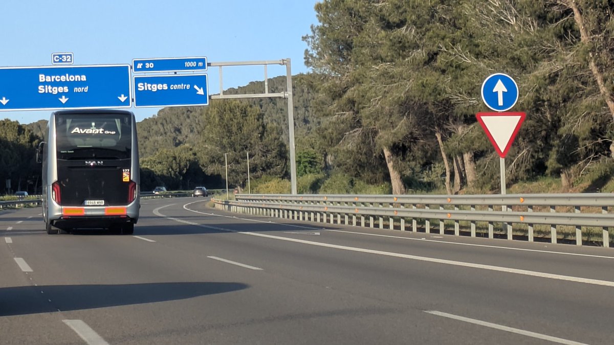 igaga81's tweet photo. Seguimos... C32 bus en carril del medio y el derecho libre @mossos https://t.co/lfmybftphj