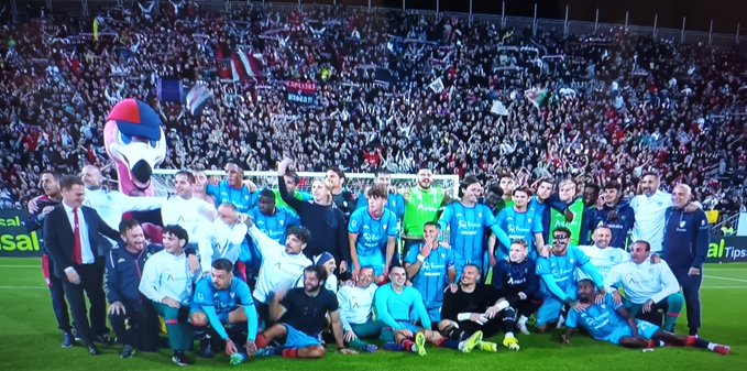 Flavia1105's tweet image. Questa è la mia squadra, il mio stadio, i miei tifosi ed il mio Pully ❤️  Mi avete fatto soffrire ed esultare ma alla fine mi avete regalato la serie A! Sono orgogliosa di voi, felice di condividere questa vittoria con i tifosi rossoblu Vi AMO!!! #forzacasteddu #cagliarivenezia