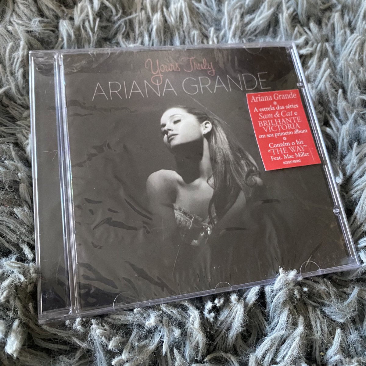 modoariana's tweet image. voltei da saraiva agora com meu cd debaixo do braço 🥹 que emoção! acompanho ela desde put your hearts up, nem acredito que o debut tá entre nós! #YoursTruly #ArianatorForever #ArianaGrandeMelhorCantora

PS: honeymoon avenue é a minha favorita 😍💕💕☝🏼