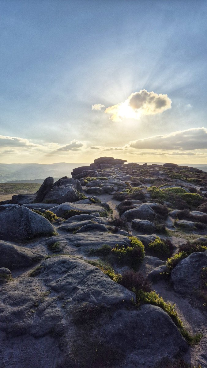 Late sunshine on Stanage Edge this evening.

#Sheffield #PeakDistrict