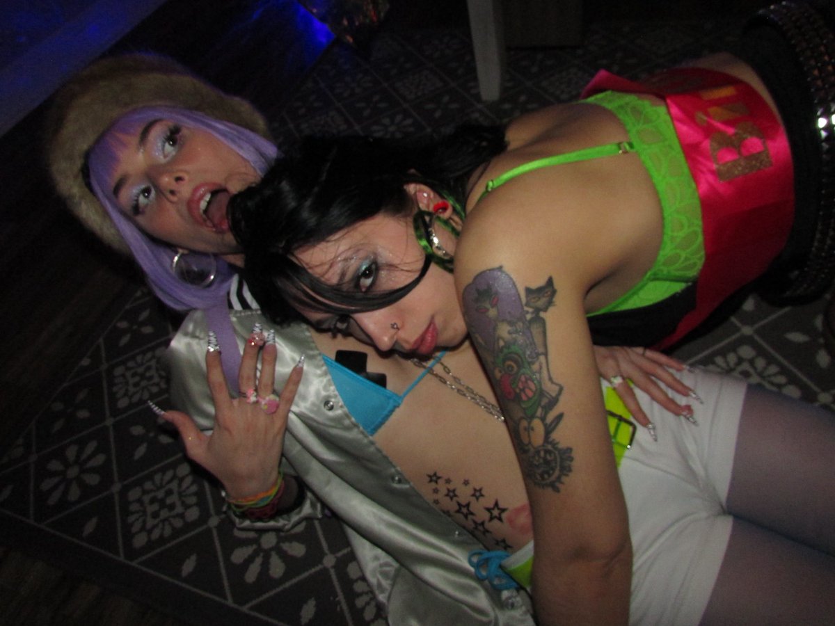emotaxi's tweet photo. #sorryforpartyrocking #EverydayImShufflin #WeShouldReplaceSwagWithOxygen #ImSo3008YouSo2000andLate https://t.co/RjFeuCNW1F