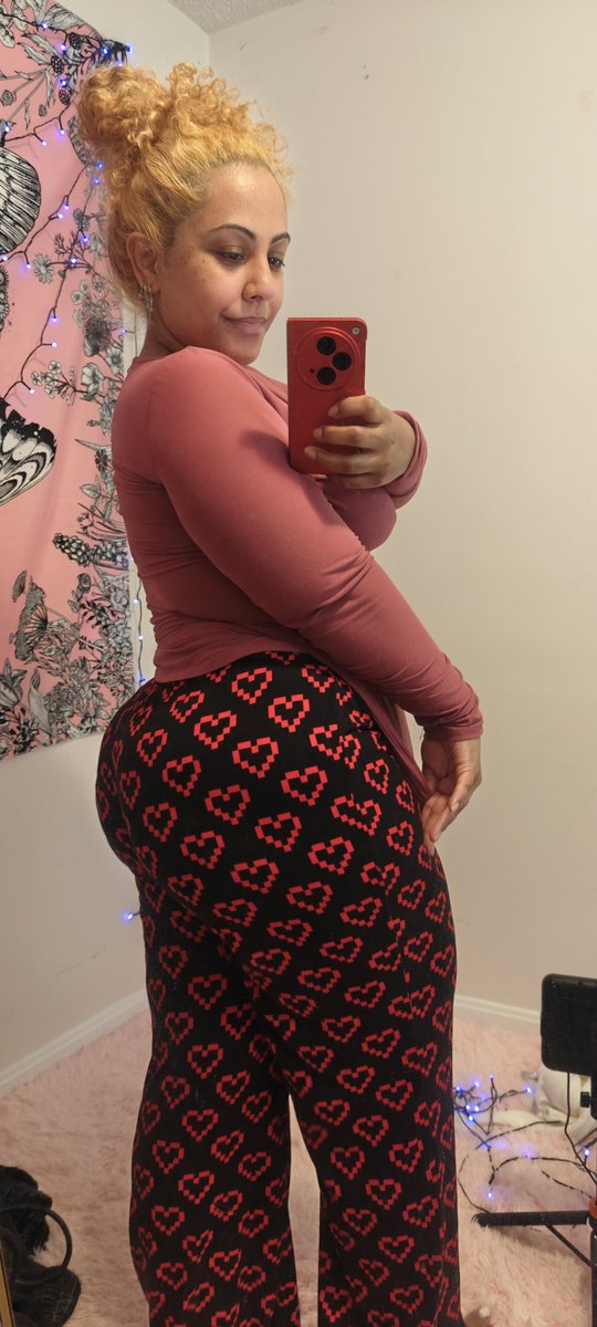 zomg these pajammies remind me of undertale 😆