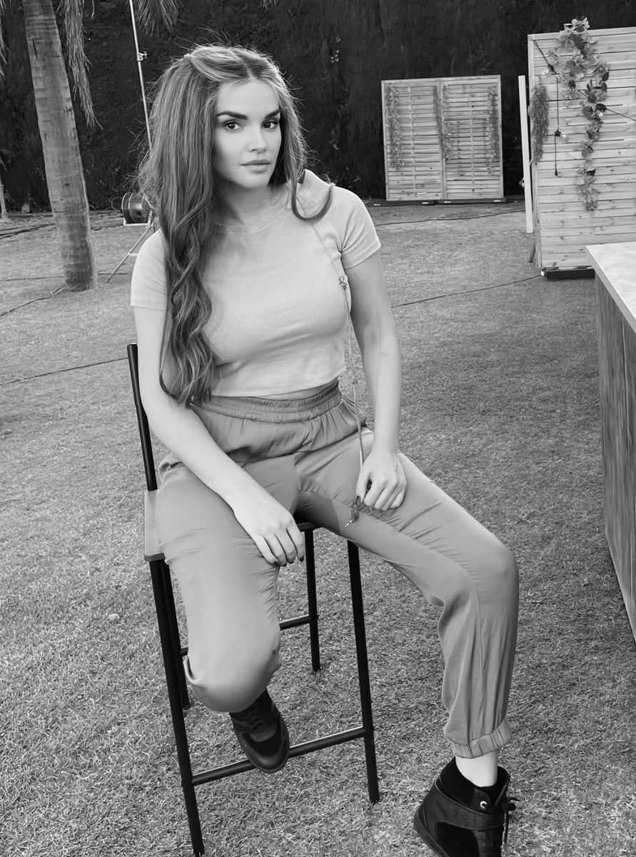 ella es unadyva svalyente, investigadora botánica serbia que lleva 4 años en tanzania recopilando información sobre plantas medicinales y sus efectos para combatir la sarna

no saldrá en las noticias, like para apoyar❤️✨