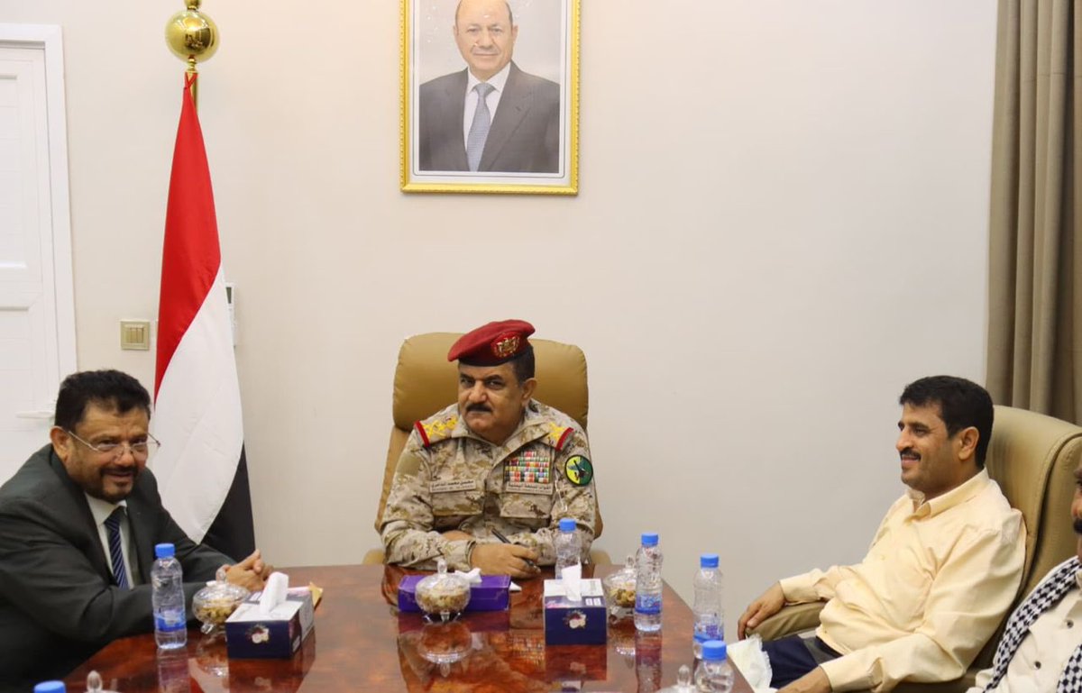 hautpanel's tweet image. 🇾🇪 Le ministre yéménite de la Défense salue les sacrifices héroïques du peuple de Raymah face aux Houthis. Il réaffirme son soutien aux forces loyales qui défendent l’unité et la souveraineté du Yémen. #Yemen #Raymah #Houthis