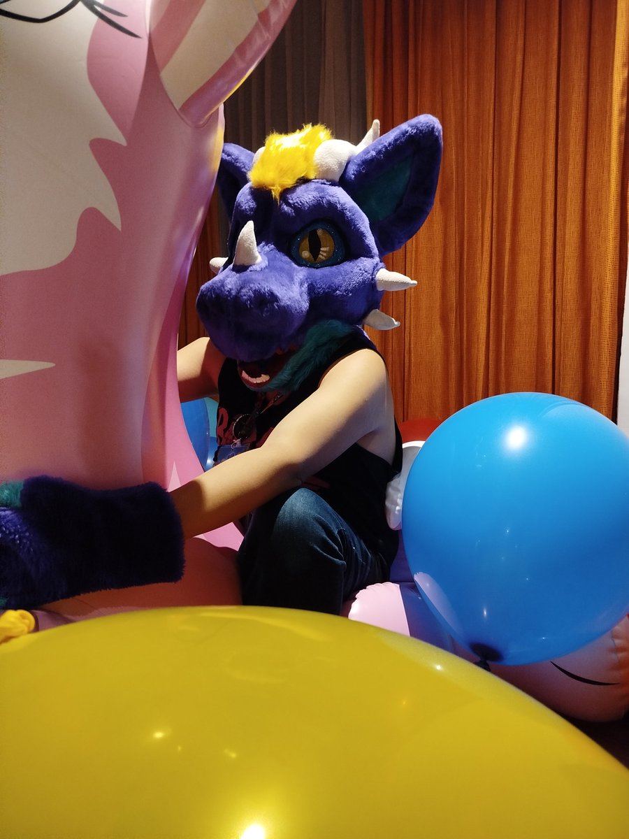 El kobold montando un inflable en la Pawercon ^w^