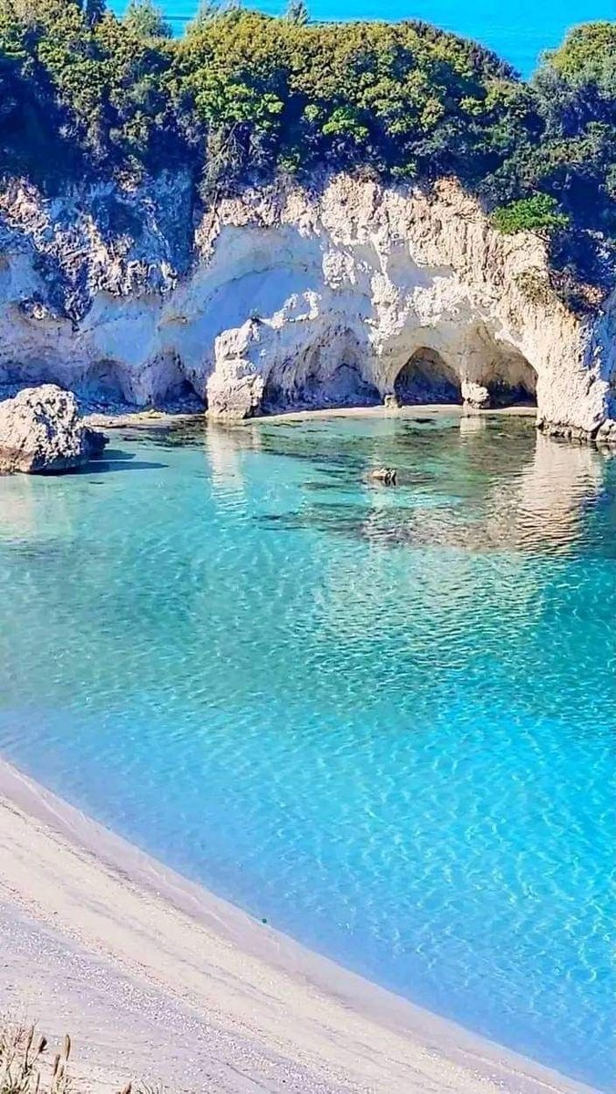 LuciaRachele0's tweet image. "La vita è meglio con un po' di sabbia tra le dita e il mare nel cuore."

#hearth #SerenityLove #GoodNightX