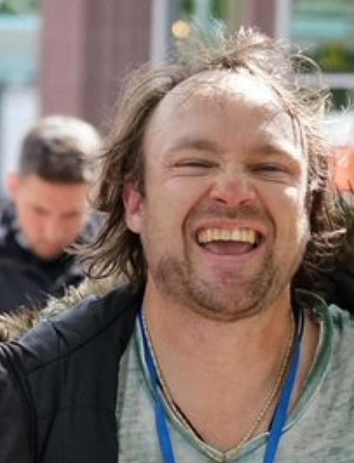 Schonmal AfD-"Journalist" Sebastian Weber alias "Weichreite" ohne #Mütze gesehen ??😁🙈
#Demo_gegen_Rechts