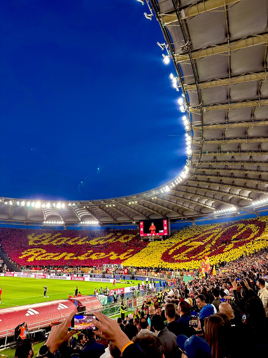 Ogni maledetta domenica, seduto sempre sullo stesso seggiolino per sostenerti. ❤️💛
Ci vediamo l’anno prossimo!
#asroma #tribunadonore #claudioranieri #maisolamai