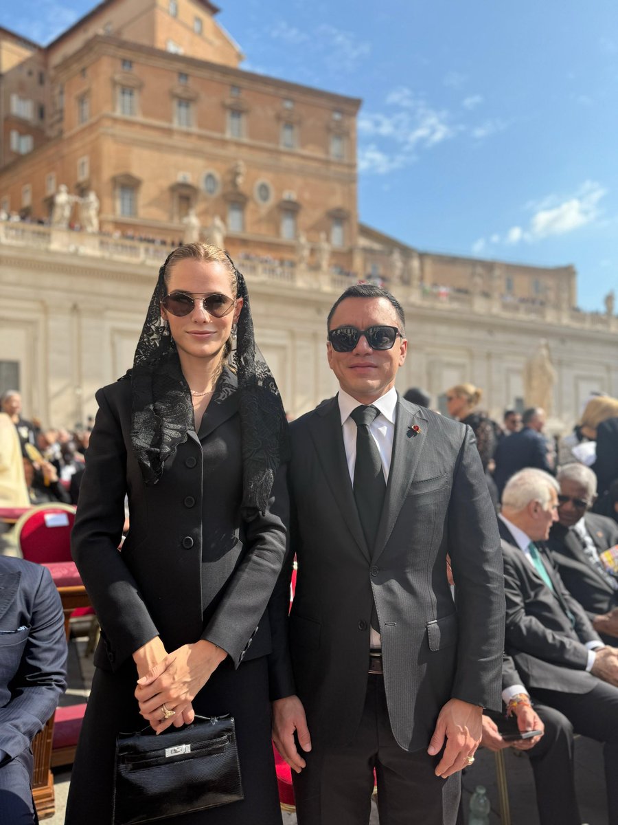 dansebalb's tweet image. Uno presume lo que carece.
Por ejemplo: 
Ser buena persona.