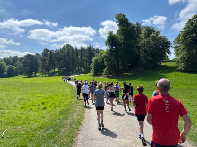 GeorgeTofaris's tweet image. A wonderful atmosphere today at the 7km fun run @BlenheimPalace, in our case promoting the benefits of exercise in #Parkinson's. @Blenheim7k
